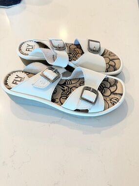 FLY LONDON Slip on white sandals sz 37 EUC